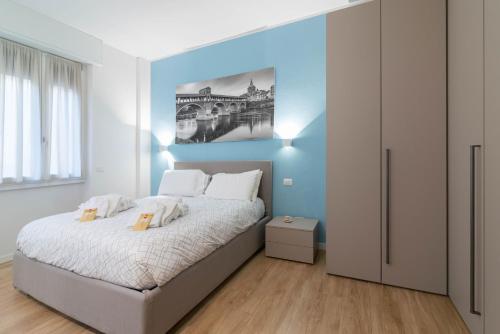 1 dormitorio con 1 cama con una pintura en la pared en Vittoria Suite, con Jacuzzi - by Host4U, en Pavia