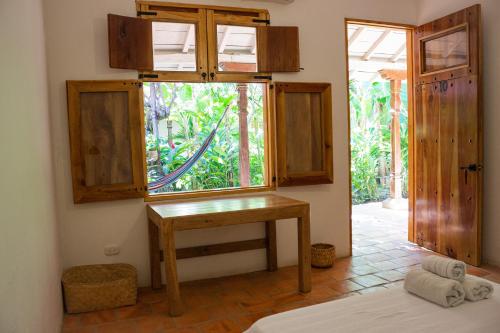 a room with a table and a window and a door at Casa Taller El Boga in Mompós
