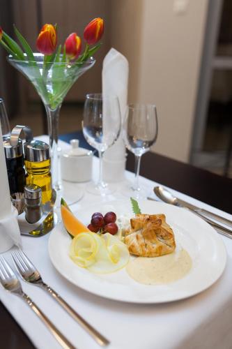 Comida en o cerca de este hotel