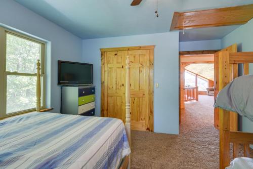 Katil atau katil-katil dalam bilik di Spacious Log Cabin in Fairland, 1 Mi to Grand Lake
