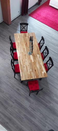 einen Holztisch mit Stühlen in einem Zimmer in der Unterkunft Templerhaus Boppard in Boppard