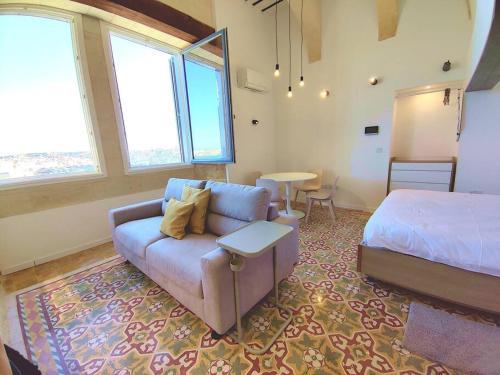 Postel nebo postele na pokoji v ubytování Port 531 Savynomad Harbour Residences Valletta wow Views