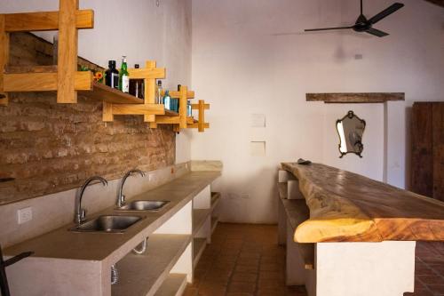 Casa Taller El Boga في Mompós: مطبخ مع مغسلتين ومروحة سقف