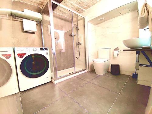 バレッタにあるPort 531 Savynomad Harbour Residences Valletta wow Viewsの洗濯機と洗面台を備えたバスルーム