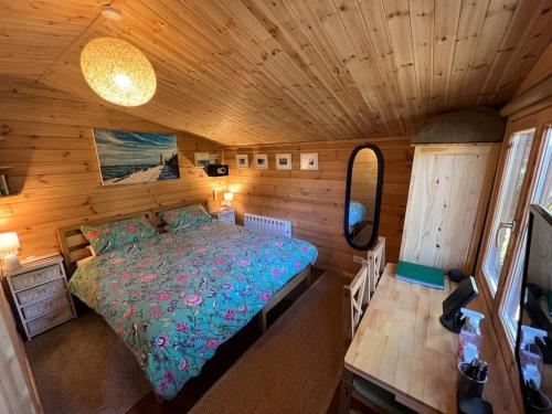 Kama o mga kama sa kuwarto sa Cosy Cabin, hidden from the main house - Sleeps 2 - EV