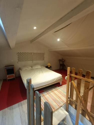 une chambre avec un lit dans une tente dans l'établissement Ruelles et terrasses, à Mirabel