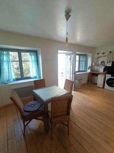 une salle à manger avec une table et des chaises dans une pièce dans l'établissement Ruelles et terrasses, à Mirabel