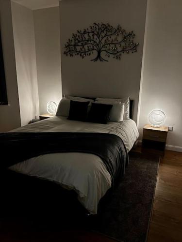 Postel nebo postele na pokoji v ubytování Lux Apartment Nuneaton with Gated, Private Parking