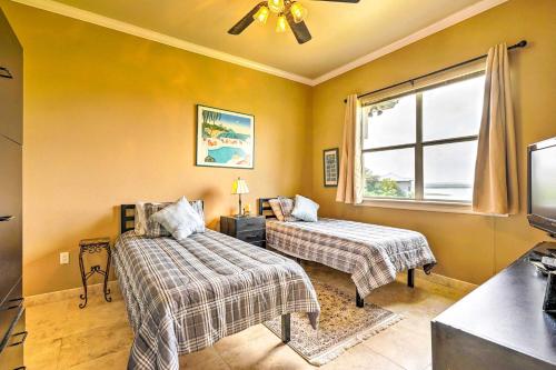 sypialnia z 2 łóżkami i oknem w obiekcie Luxury Del Rio Home with Pool and Lake Views! w mieście Del Rio