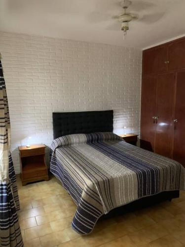 1 dormitorio con 1 cama y 2 mesitas de noche en CASA SERENDIPIA PH interno en Alberdi en Córdoba