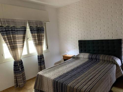 Una cama o camas en una habitación de CASA SERENDIPIA PH interno en Alberdi