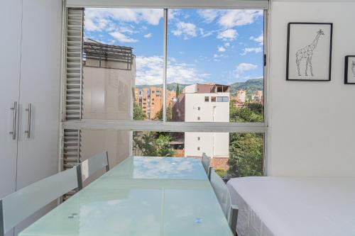 Postel nebo postele na pokoji v ubytování Loft moderno en El Poblado con vista y parqueadero Mio Lofts
