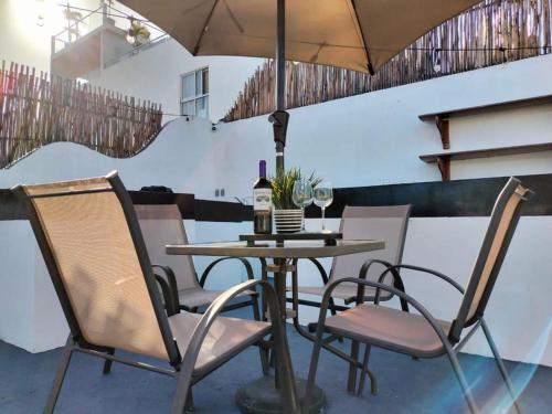 una mesa con 2 sillas y una botella de vino en SILVERSANDS Hotel Boutique - 5Th Ave en Playa del Carmen