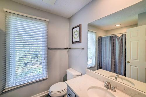 Ванна кімната в Lovely Condo with Deck, 1 Mi to Wintergreen Resort!