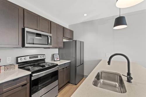 Kuchyň nebo kuchyňský kout v ubytování 175 LEX - Walkable Downtown Lexington & Rupp Arena - Full Condos