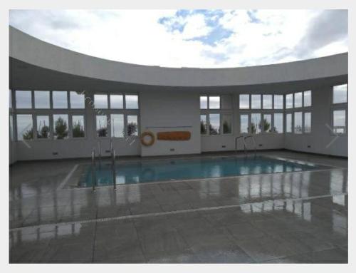 una gran piscina en un edificio con un gran edificio en Edmundo Eluchans plaza 2066 Reñaca en Viña del Mar