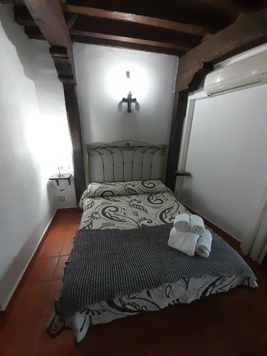 a bedroom with a bed with two towels on it at Hotel Rural Sierra de Francia in Sotoserrano
