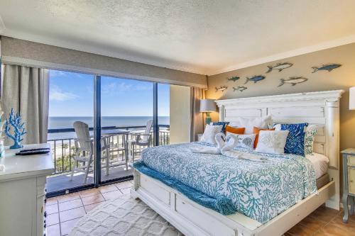 una camera con letto e vista sull'oceano di San Luis Resort 934-Luis Landing a Galveston
