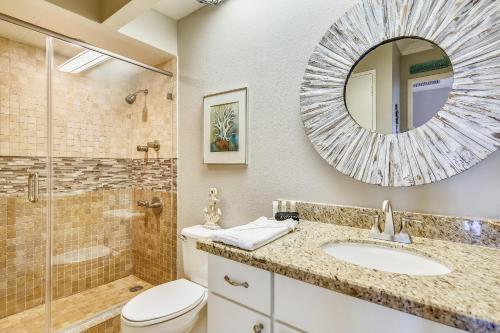 bagno con servizi igienici, lavandino e specchio di San Luis Resort 934-Luis Landing a Galveston