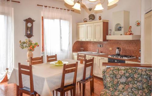 cocina y comedor con mesa y sillas en Gorgeous Home In Volterra With Kitchen, en Volterra