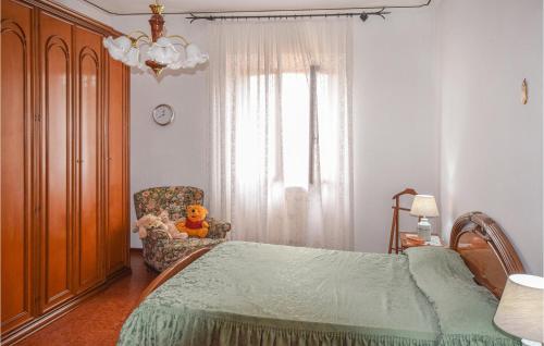 1 dormitorio con 1 cama, 1 silla y 1 ventana en Gorgeous Home In Volterra With Kitchen, en Volterra