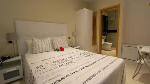 Łóżko lub łóżka w pokoju w obiekcie Morenos Boutique Hotel