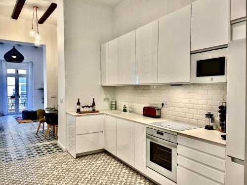 Een keuken of kitchenette bij Puerta Roja 3 bedroom Luxury Apartment