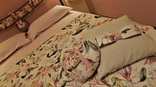 łóżko z kocem i kwiatami w obiekcie La casina dei cuori di nonna Miglia w mieście Pallerone