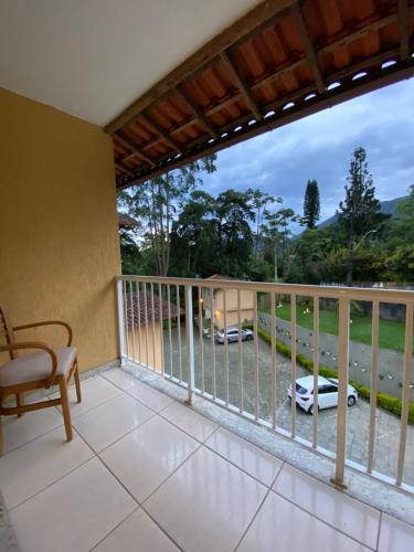 a balcony with a view of a car park at Pousada Matitaterê in Teresópolis