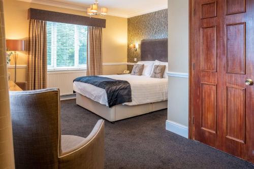 ein Hotelzimmer mit einem Bett und einem Fenster in der Unterkunft The Park Hotel - Sure Hotel Collection by Best Western in Diss