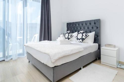 Studio with Pool View in JVC