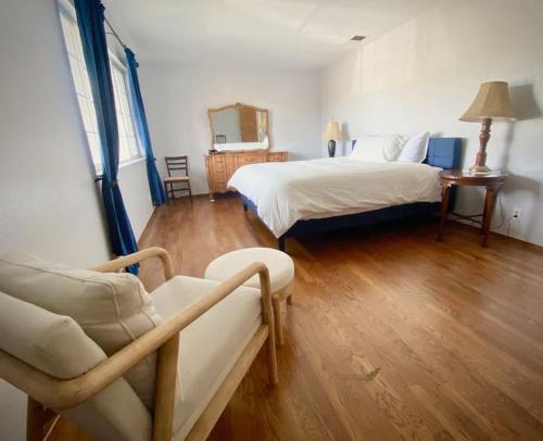 1 dormitorio con cama y sofá en Charming 4B 2B Home In Exclusive Neighborhood of Eureka, en Eureka