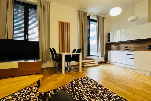 sala de estar con mesa y cocina en Apartment Holesovice, garden, garage en Praga