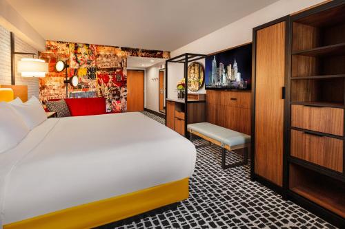 una habitación de hotel con una cama grande y una silla en New York New York, en Las Vegas