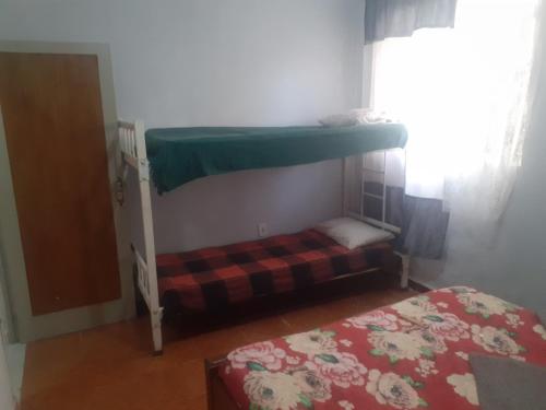 Bunk bed o mga bunk bed sa kuwarto sa Apartamento zona norte