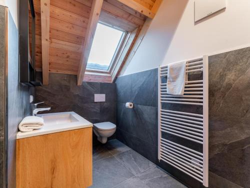 y baño con lavabo y aseo. en Mountain Chalet Krek Wak Wou en Sankt Lorenzen ob Murau
