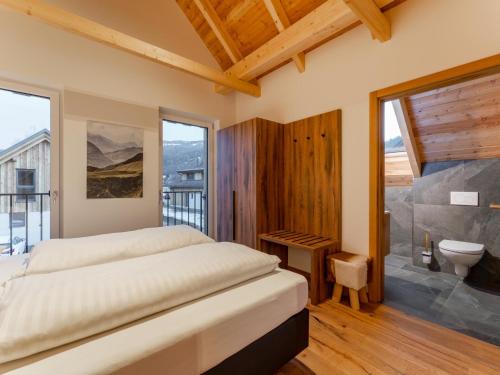 1 dormitorio con 1 cama grande y baño en Mountain Chalet Krek Wak Wou, en Sankt Lorenzen ob Murau