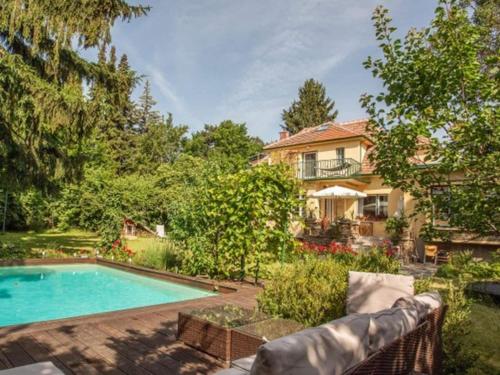 Luxurious Holiday Home in Perchtoldsdorf with Swimming Pool