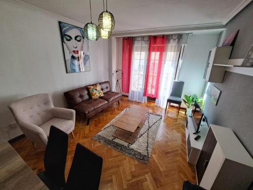 una sala de estar con un sofá y una mesa en Imperial, 9, en Salamanca