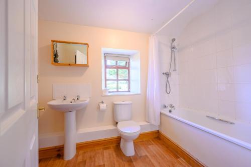 ミロムにあるTower Cottageのバスルーム(トイレ、洗面台、バスタブ付)