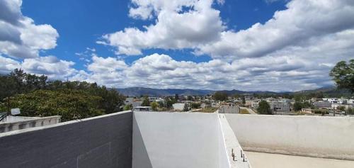 Blick auf eine Stadt vom Dach eines Gebäudes in der Unterkunft De León Huehuetenango in Las Victorias