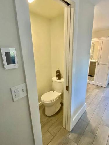 a bathroom with a white toilet in a room at Studio with King-Size Bed in Ashland