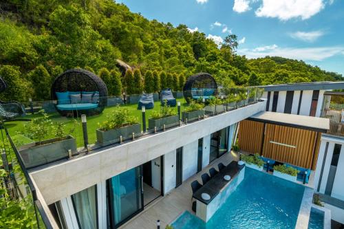 - une vue aérienne sur un bâtiment avec une piscine dans l'établissement Magic suites, à Choeng Mon Beach