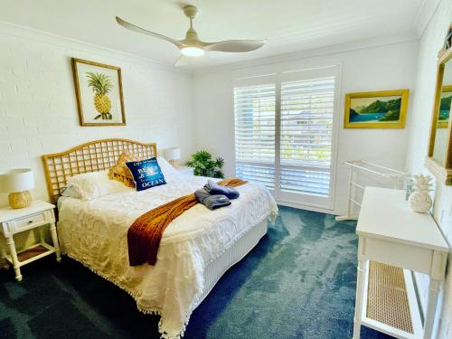 a bedroom with a bed and a window at Aqua Dolce Beach House in Copacabana