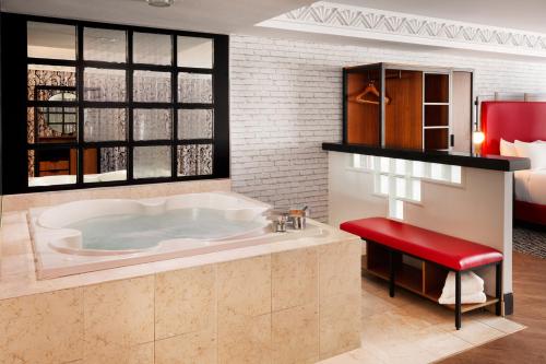 拉斯維加斯的住宿－New York-New York，带浴缸和床的大型浴室