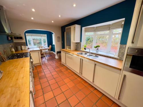 Η κουζίνα ή μικρή κουζίνα στο Stylish 4 bed house with parking in central Norwich