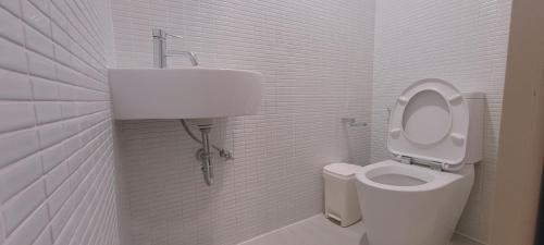 Bilik mandi di Twenty Three Residence