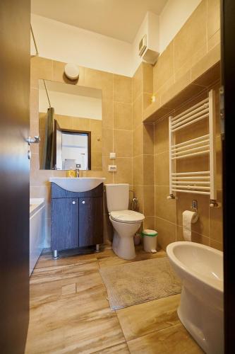 a bathroom with a sink and a toilet and a tub at Cozy 3 Bedroom Apartments In Centre of Iasi Palas Mall in Iaşi