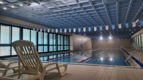 una piscina con una silla y una piscina en Interburgo Hotel Wonju, en Wonju