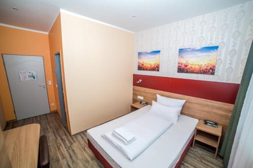 En eller flere senge i et værelse på Alexander Business Hotel Hannover City